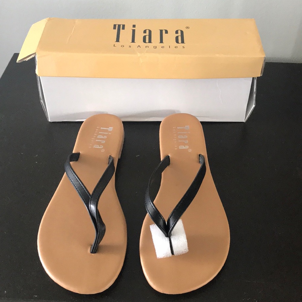 NWOT. TIARA SANDALS